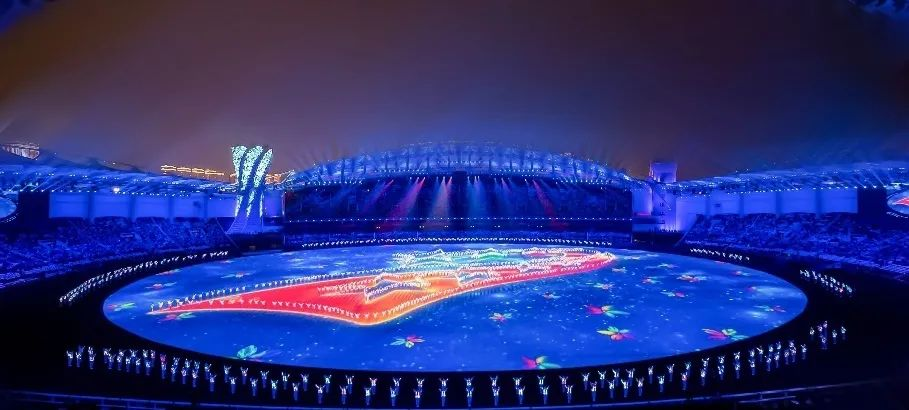 九游老哥董事长李军受邀出席华中科技大学第十六届企业家论坛，，，，，，，并发演出讲