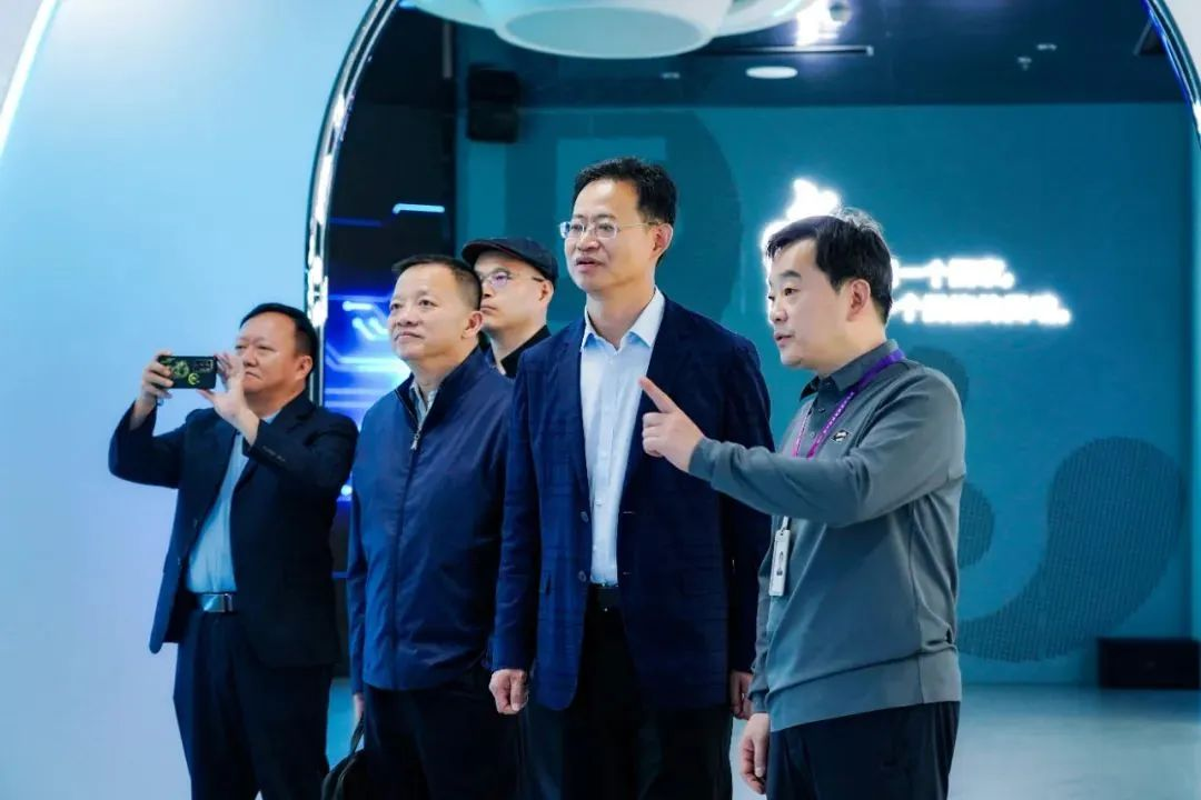 2024120602 国家广电总局生长研究中心一行赴九游老哥励丰文化调研指导